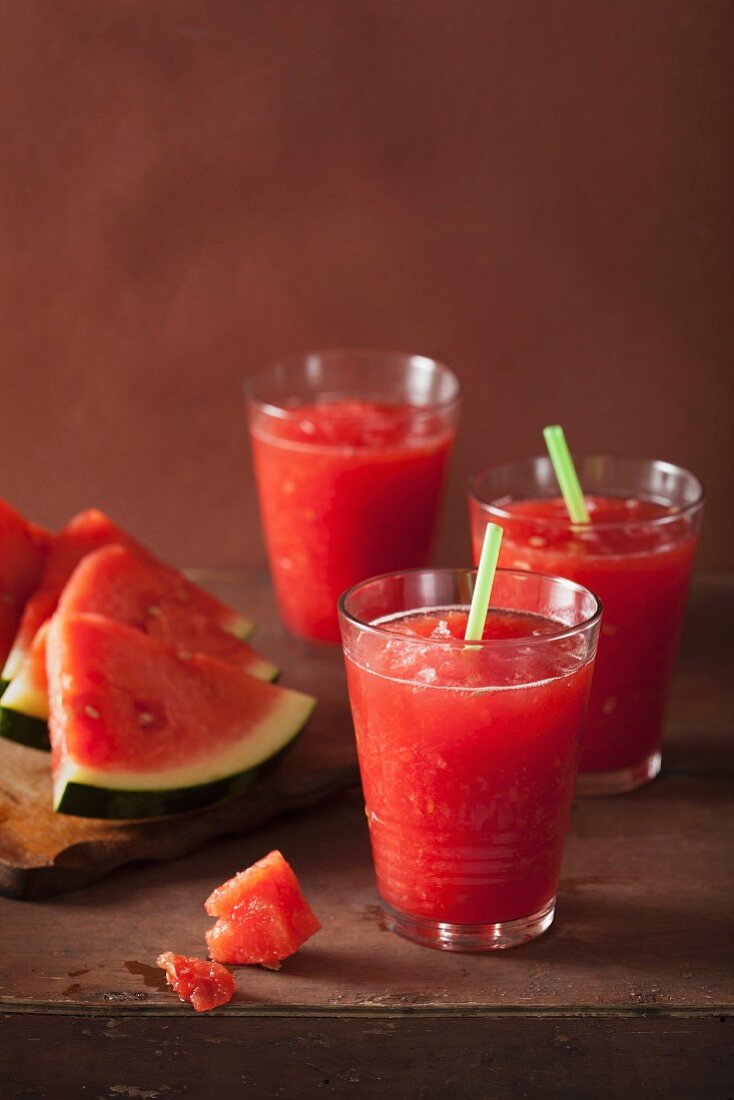Wassermelonensmoothies und frische Wassermelonenstücke