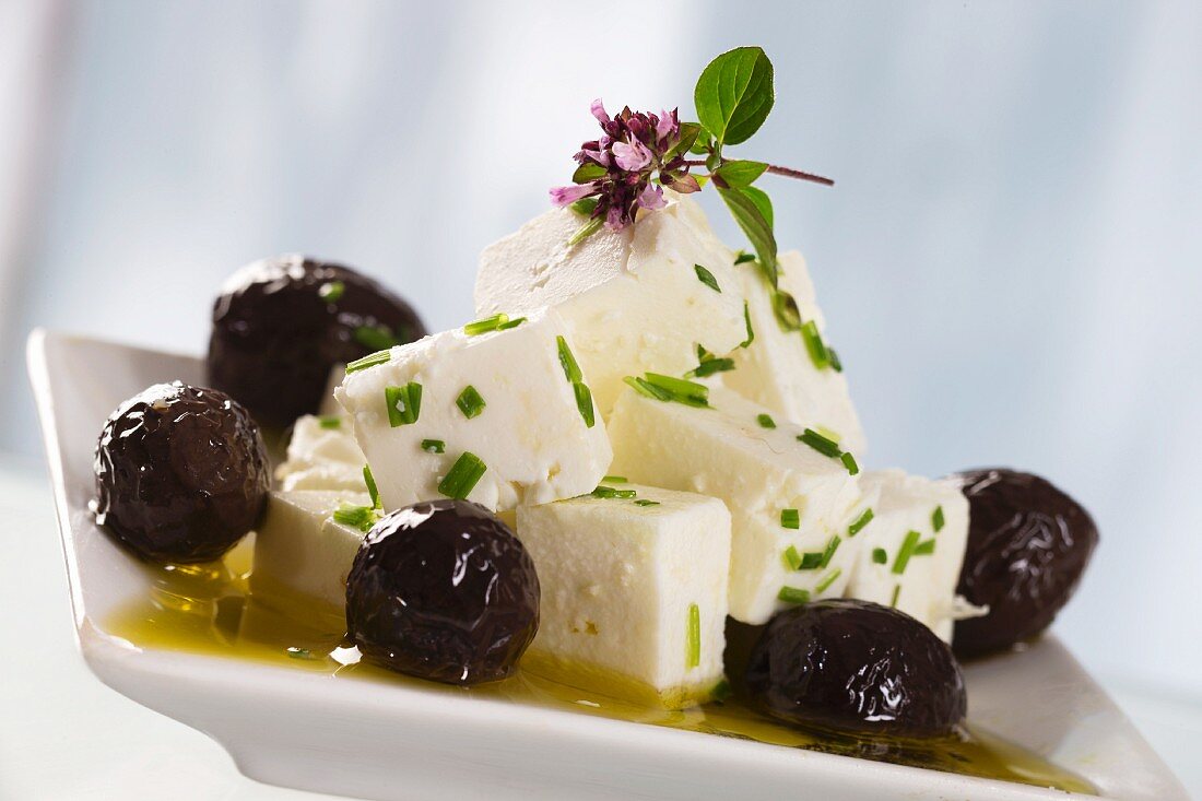 Salat mit Feta, schwarzen Oliven, Olivenöl und Oregano
