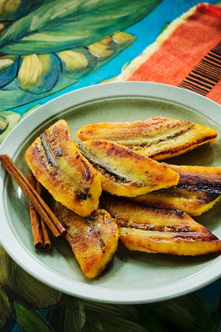 Gebratene Kochbananen mit Zimt (Karibik)