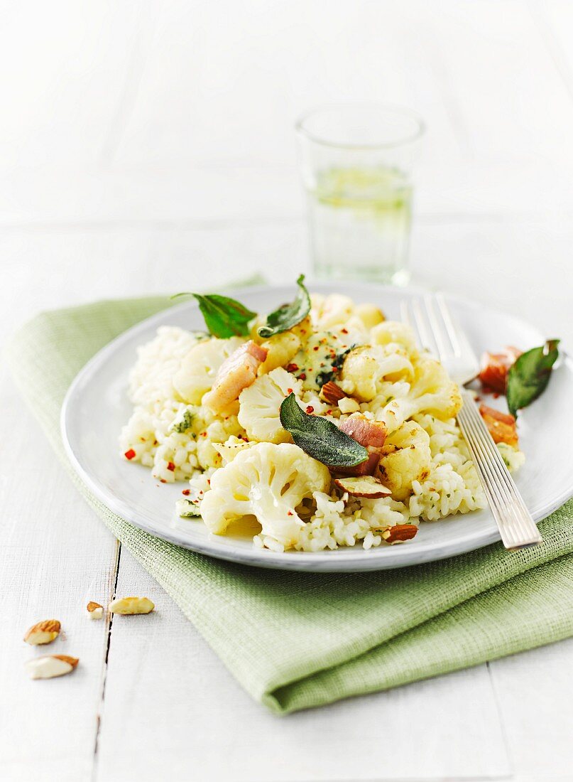 Mandelrisotto mit Blumenkohl, Salbei, Speckwürfeln und Schimmelkäse, Limettenwasser