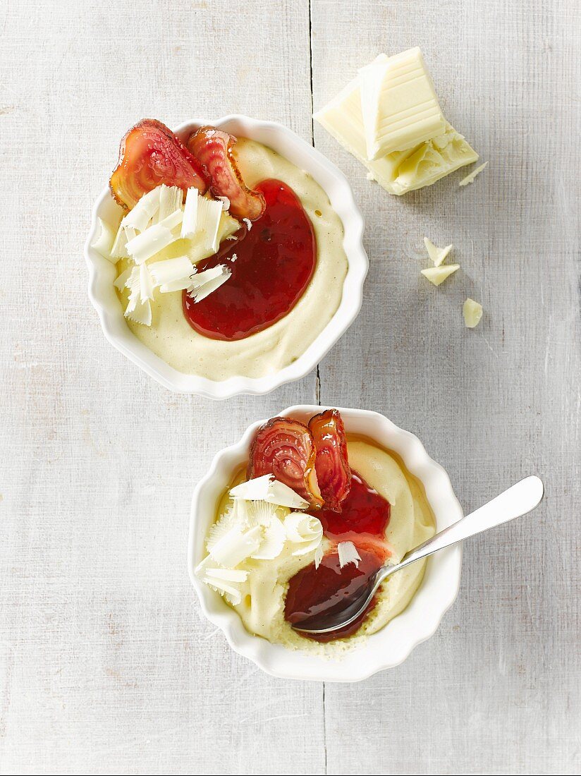 Weisses Schokoladenmousse mit kandierten gestreiften Beten und roter Sauce