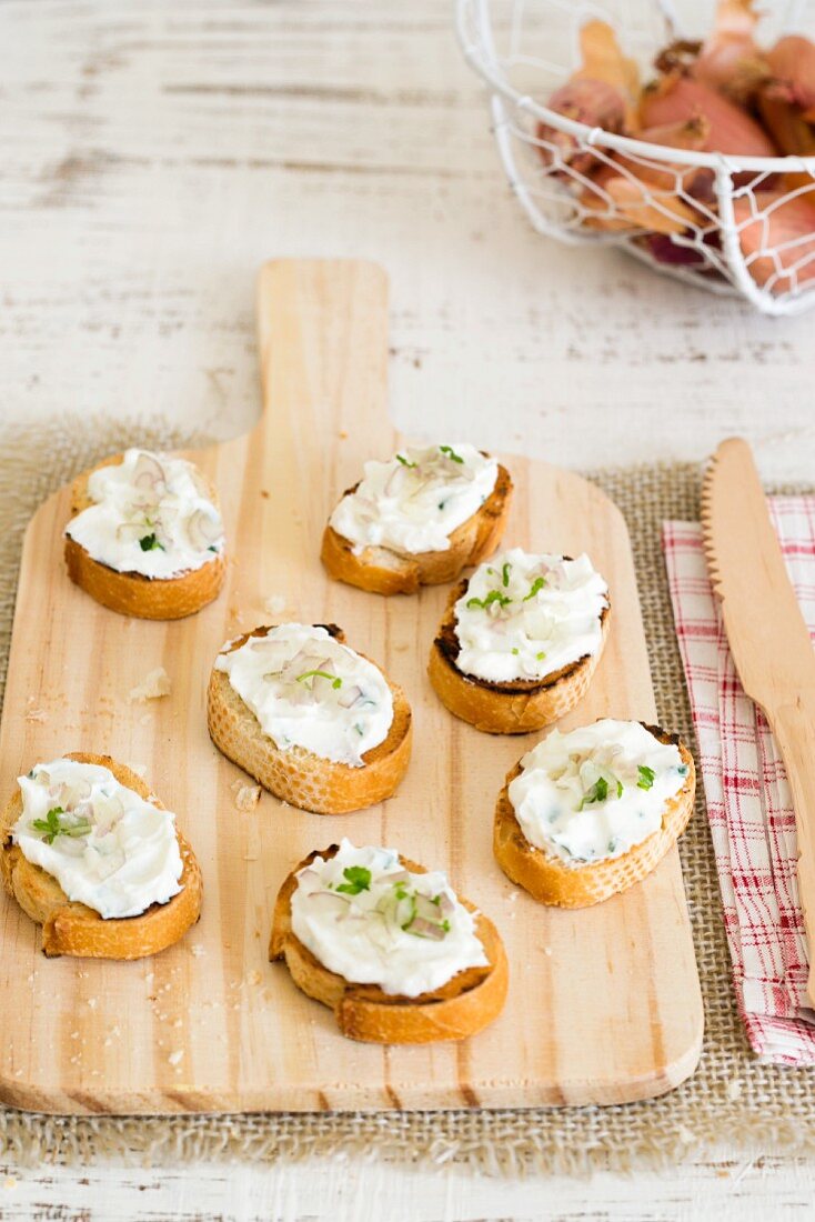 Crostini con gli scalogni (grilled bread topped with shallots and cream cheese, Italy)