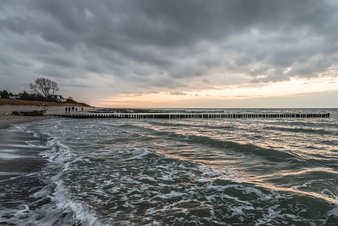 Dramatische Wolken am Strand von Ahrenshoop an der Ostsee