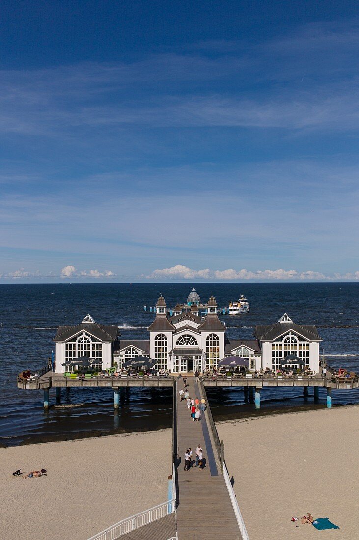 The 'Kaiserpavillon' restaurant on the Sellin pier, Sellin, Rügen, Baltic Sea