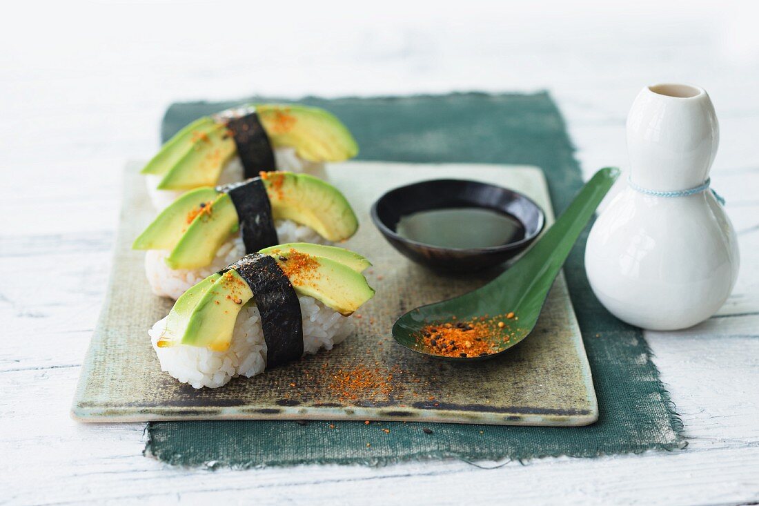 Nigiri-Sushi mit Avocado