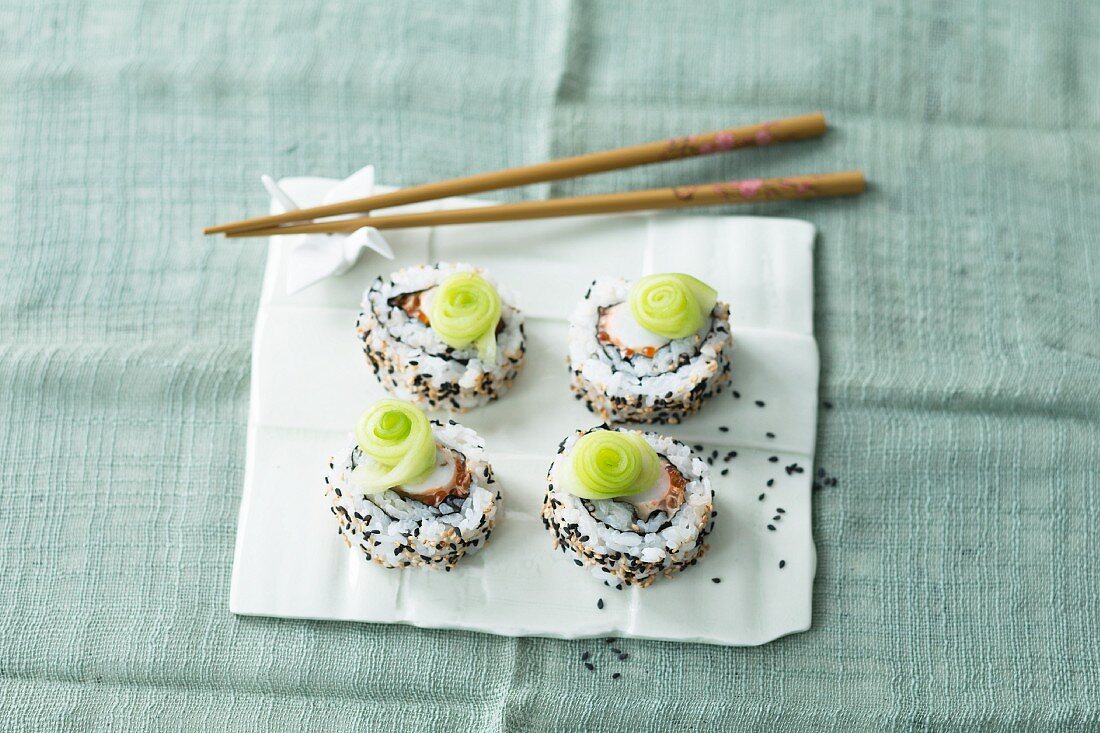 Uramaki-Sushi mit Gurke