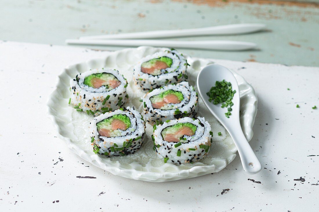 Uramaki-Sushi mit grünem Fischrogen und Fisch