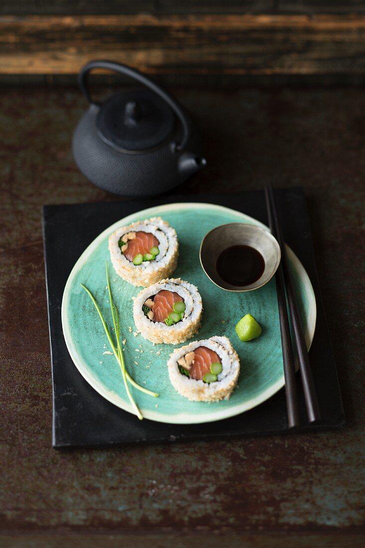 Uramaki-Sushi mit Lachs, Gemüse und Pankopanade