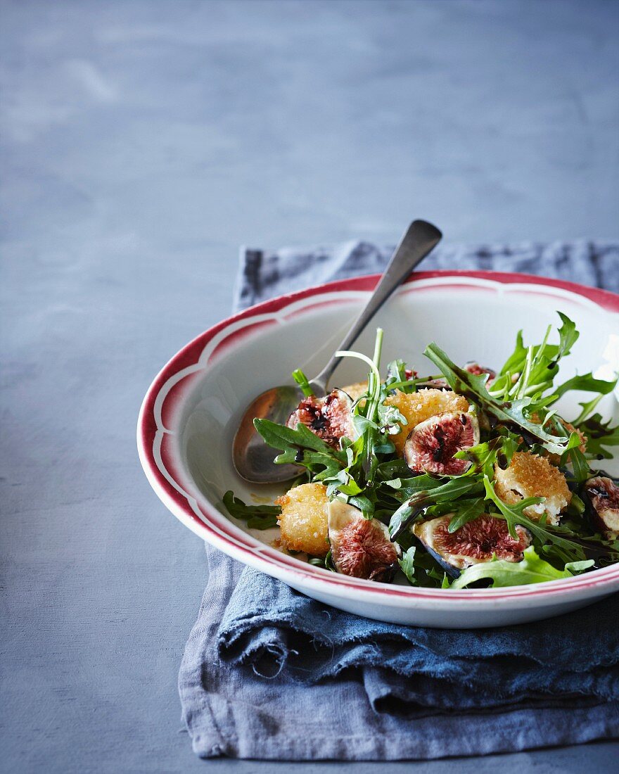 Rocket salad with figs and goat's cheese