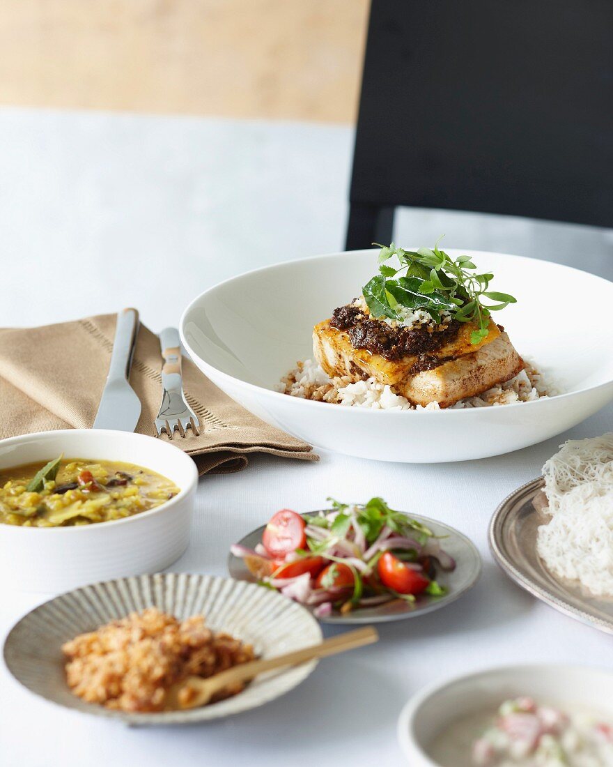 Fischcurry mit Reis und Salat (Sri Lanka)