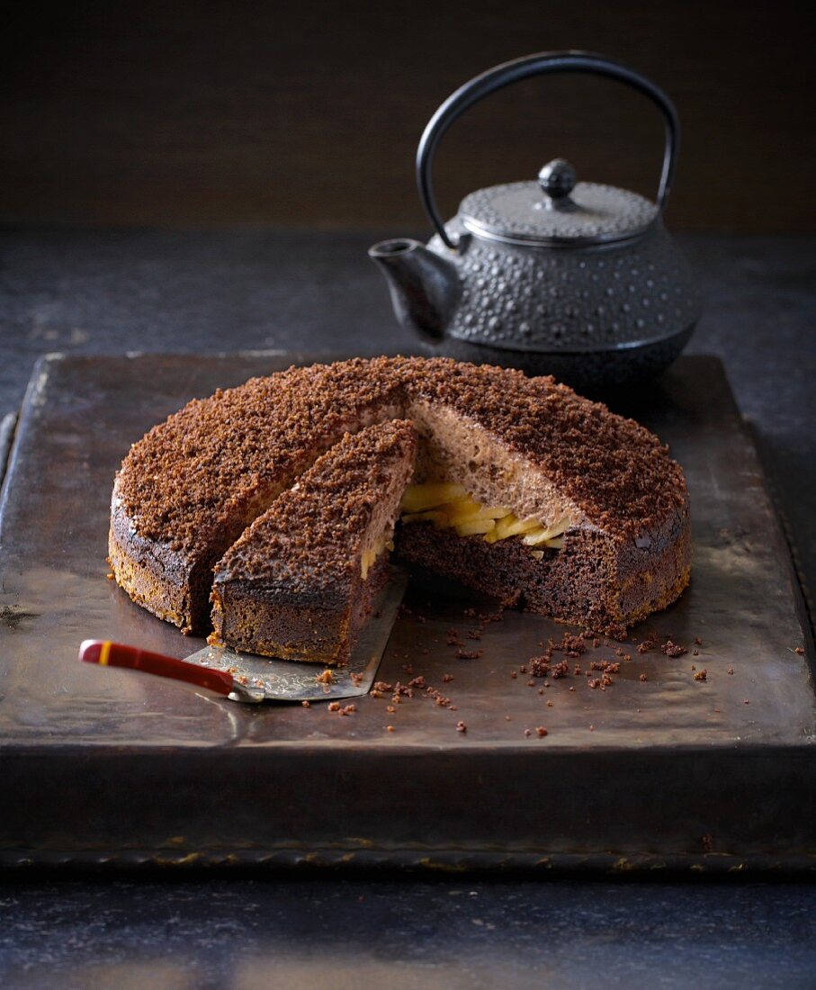 Kleine Schoko-Kuppeltorte mit Bananen