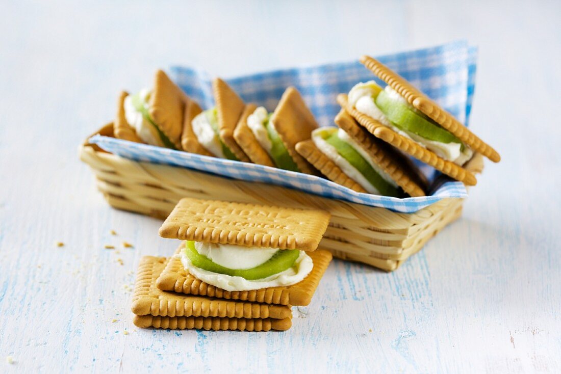 Butterkeks-Sandwiches mit Kiwi