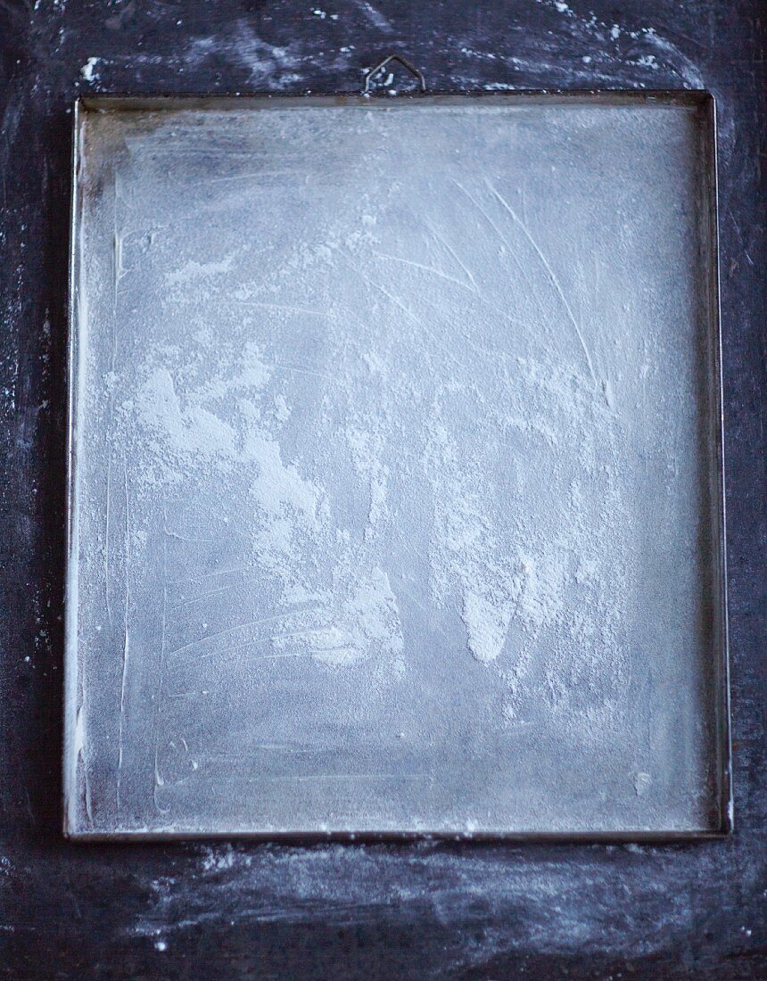 A flour baking tray (seen from above)