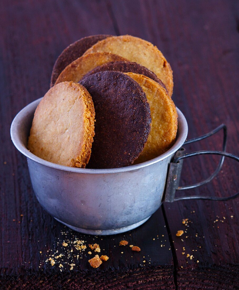 Helle und dunkle Butterkekse in Blechtasse