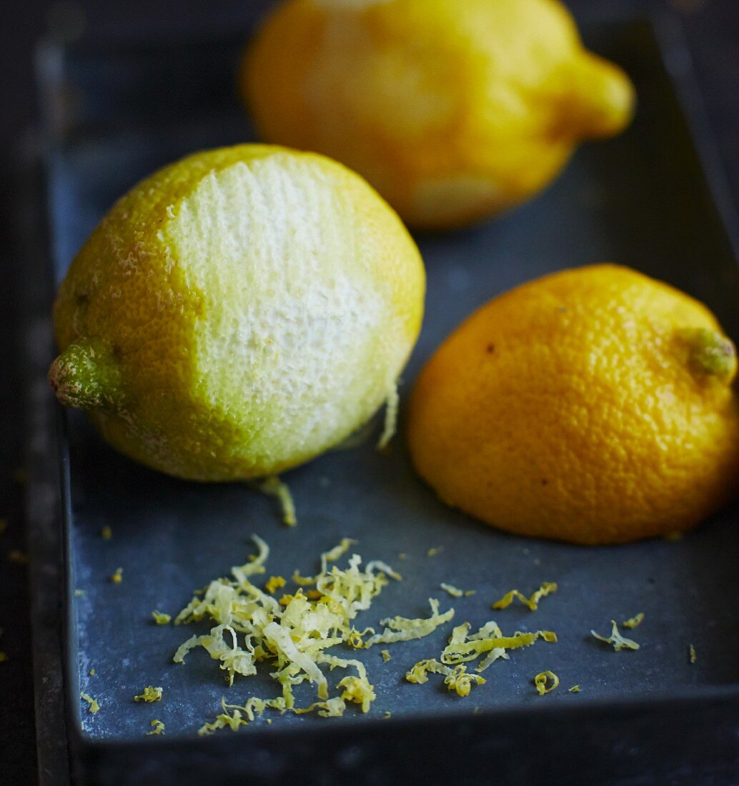 Zitronen mit Abrieb