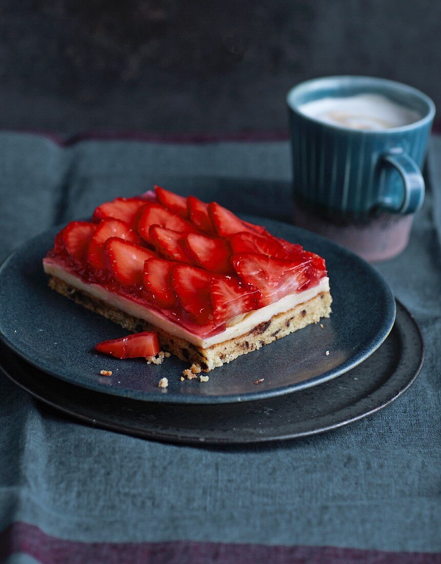 Ein Stück Erdbeerkuchen vom Blech