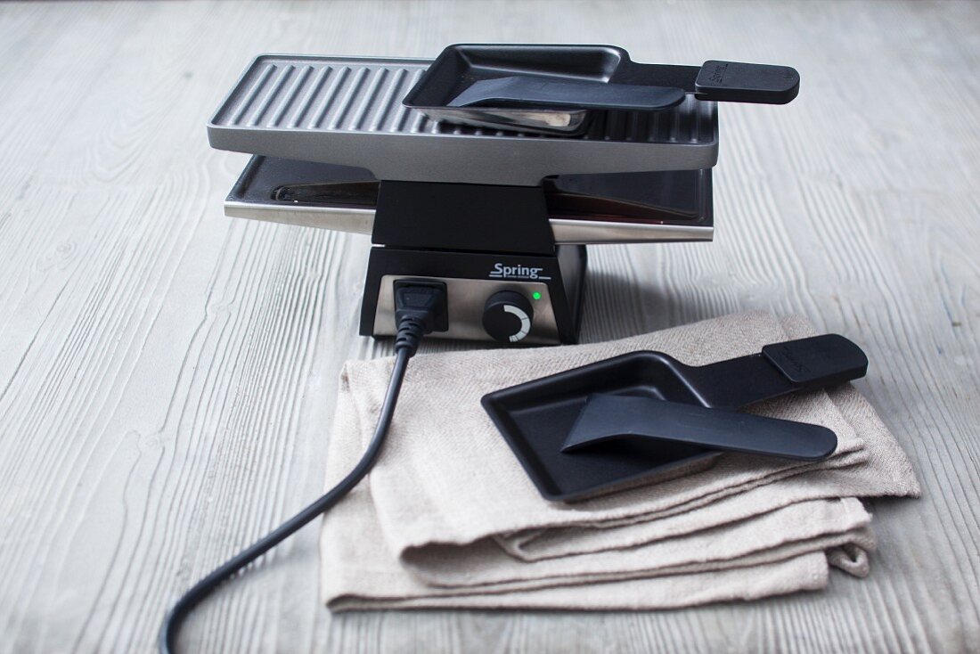 A raclette machine for two with two pans