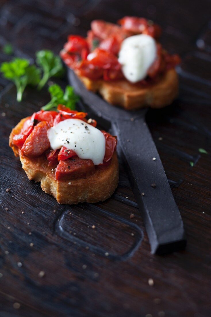 Chorizo-Crostini mit Tomaten aus dem Raclette