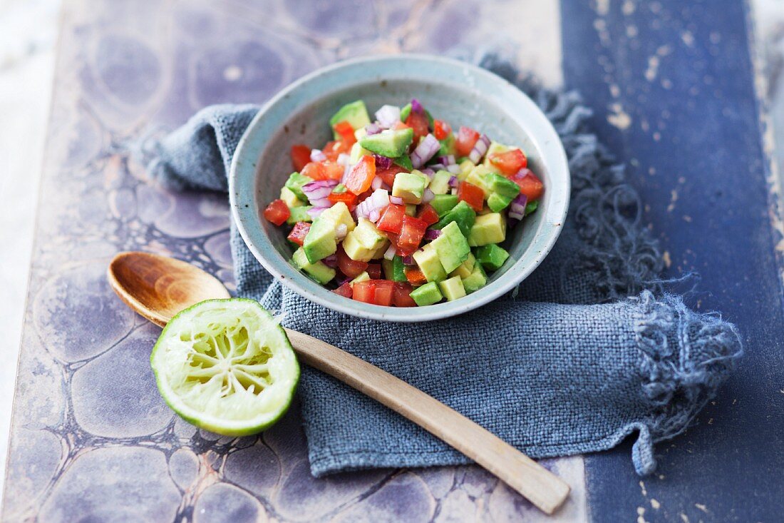 Avocado-Tomatensalsa als Beilage zum Raclette