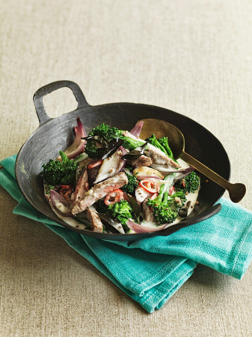 Rindfleisch mit Brokkoli und Zwiebeln im Wok