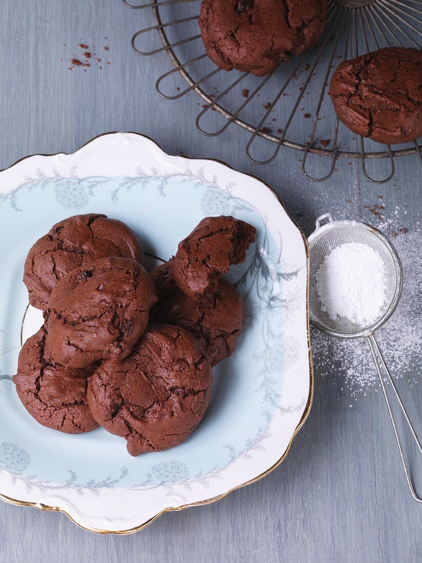 Chocolate and raisin cookies with icing sugar
