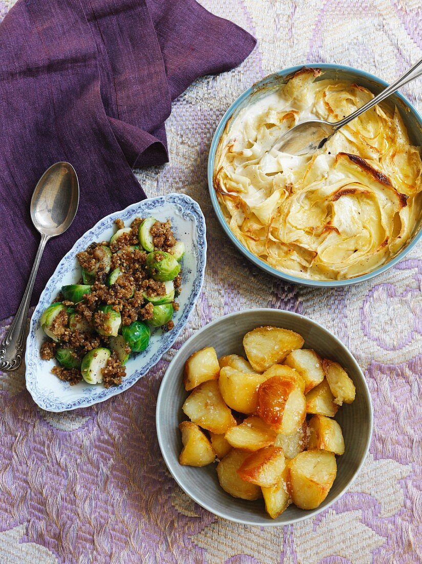 Pastinakengratin mit Rosenkohl, Kastanienstreuseln und Bratkartoffeln