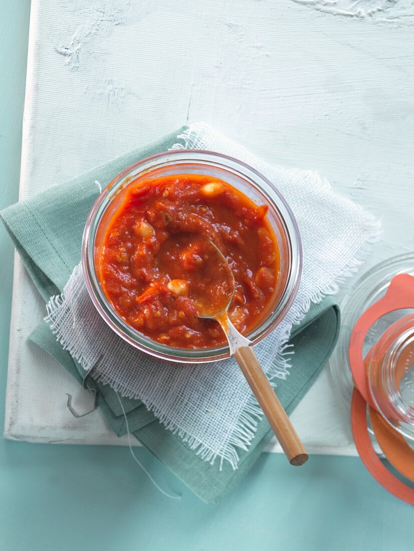 A jar of tomato sugo