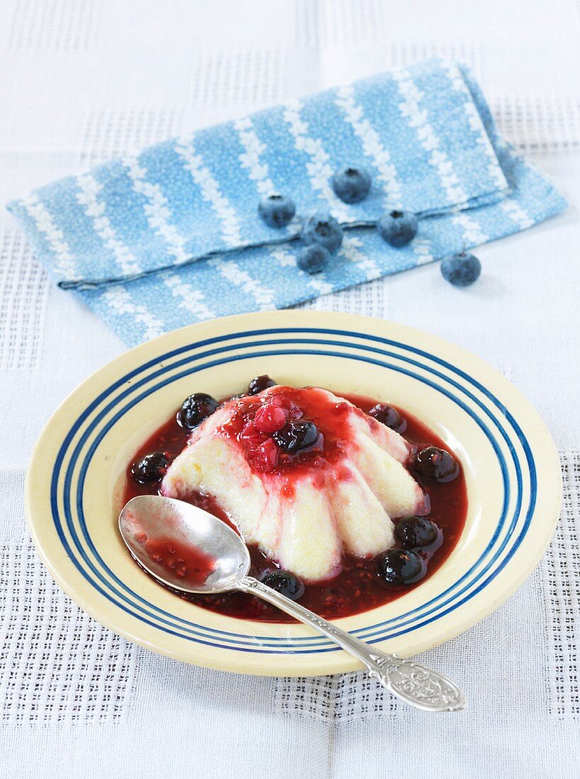 Semolina pudding with blueberry sauce