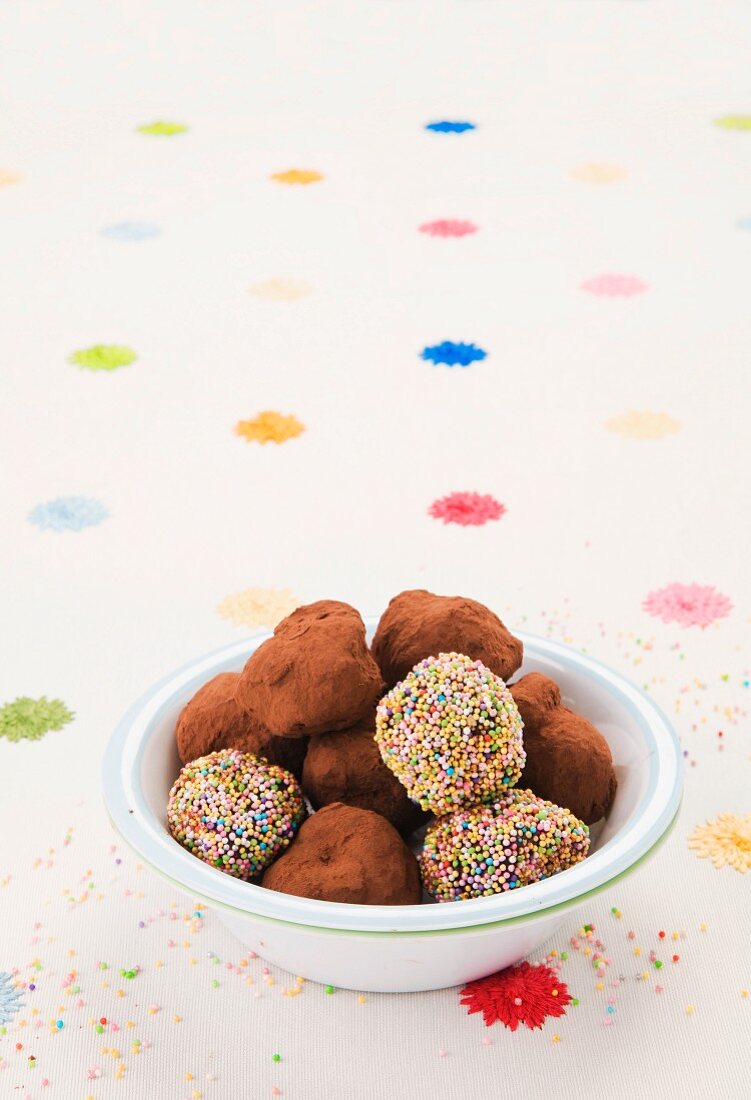 Schokoladentrüffeln (Kinderkonfekt) mit Kakaopulver und Zuckerperlen