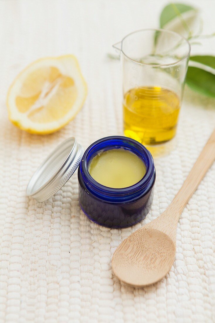 Selbstgemachter Balsam aus Bienenwachs, Olivenöl und ätherischem Zitronenöl