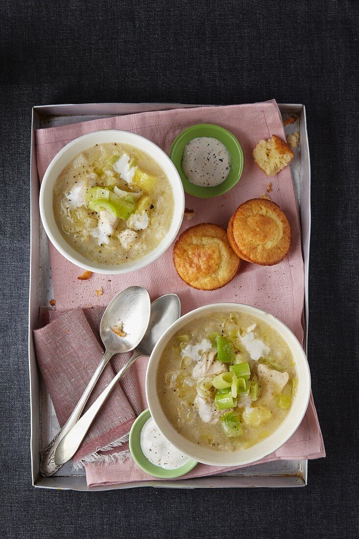 Chicken stew with leek, bananas and spicy muffins