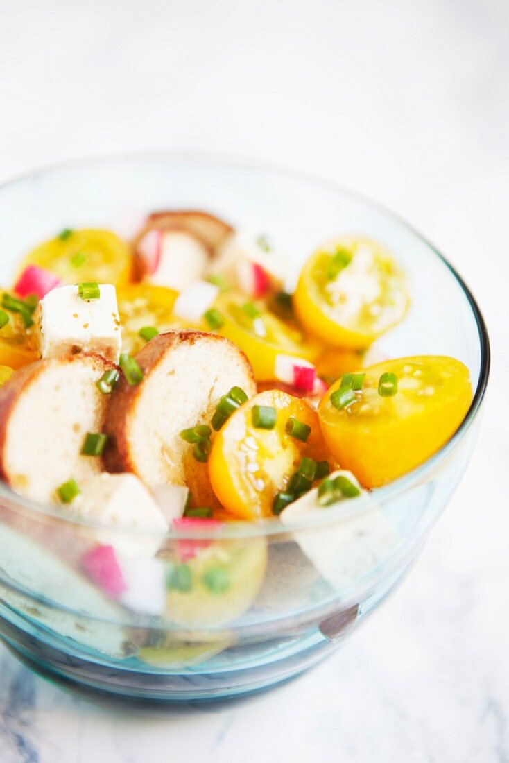 Tomaten-Brot-Salat mit Feta in Glasschüssel