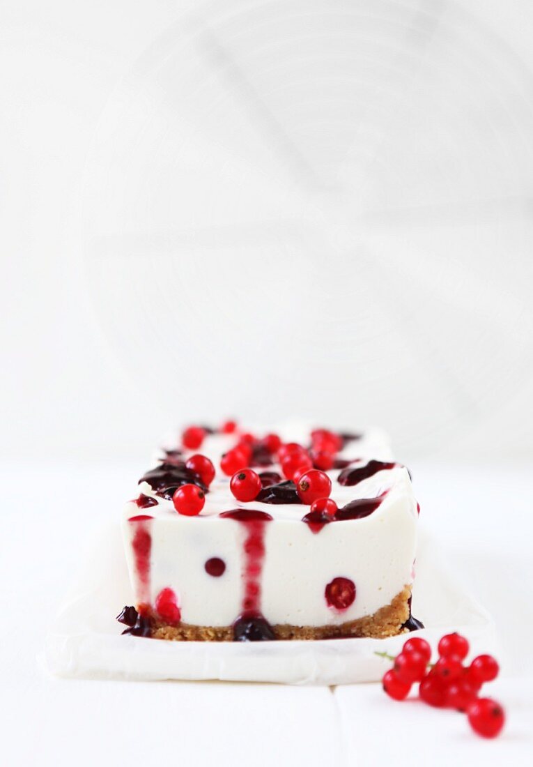 Yogurt cake with redcurrants