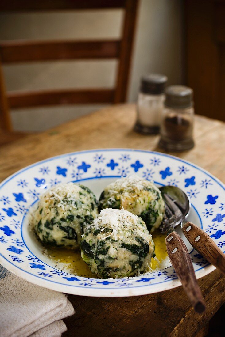 Spinatknödel mit Parmesan