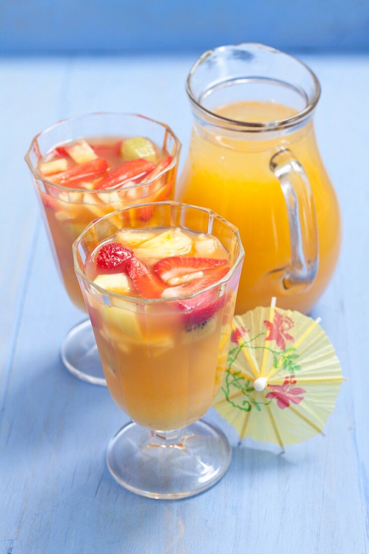 Apple and orange juice with fresh fruits