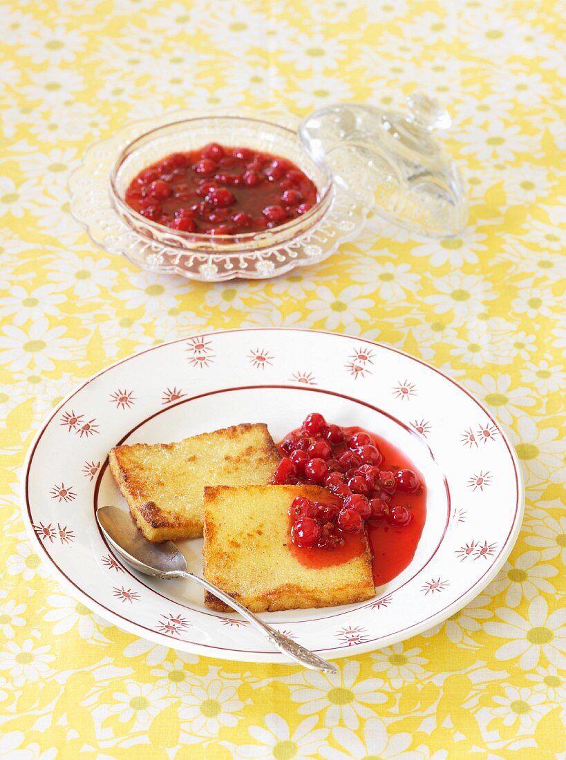 Semolina slices with redcurrant compote