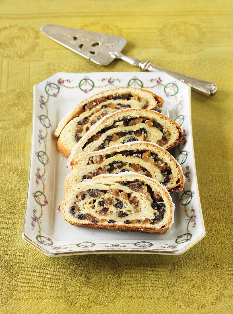 Stuffed bread wreath with almonds and raisins