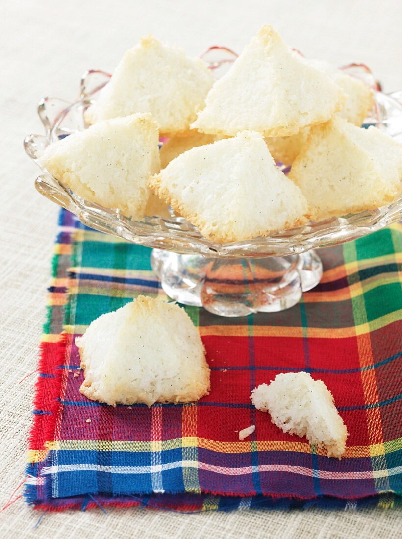 Coconut macaroons in a glass bowl