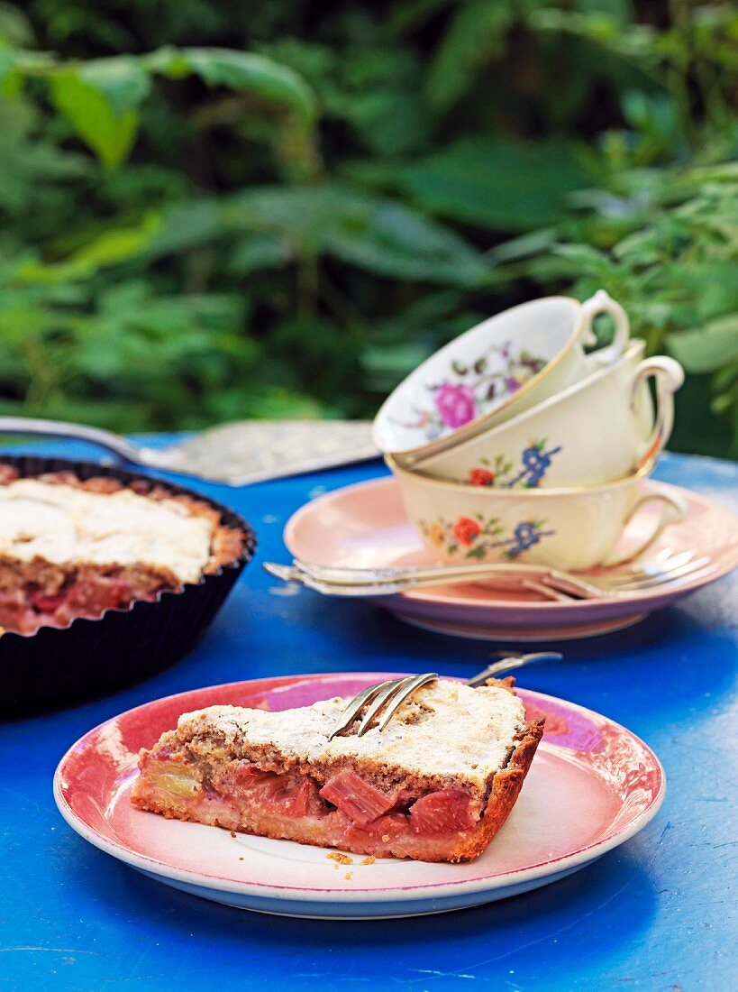 Rhabarberkuchen auf Gartentisch