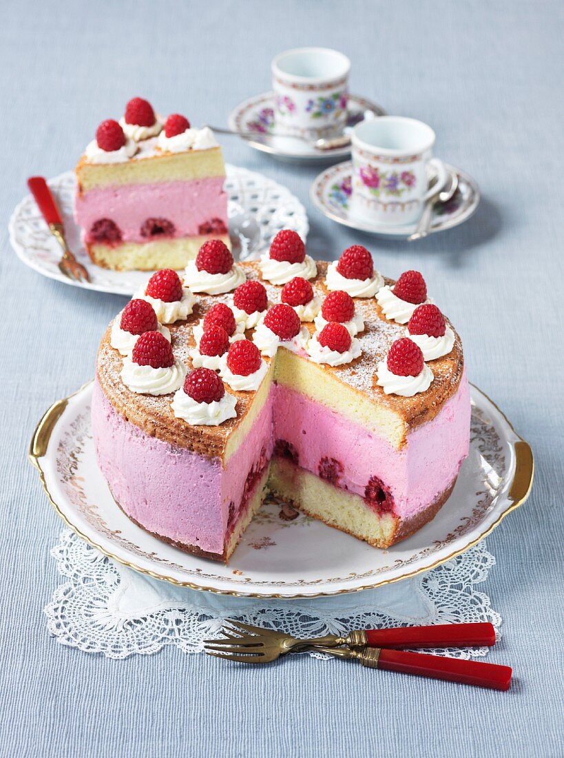 Creamy cheese cake with raspberries