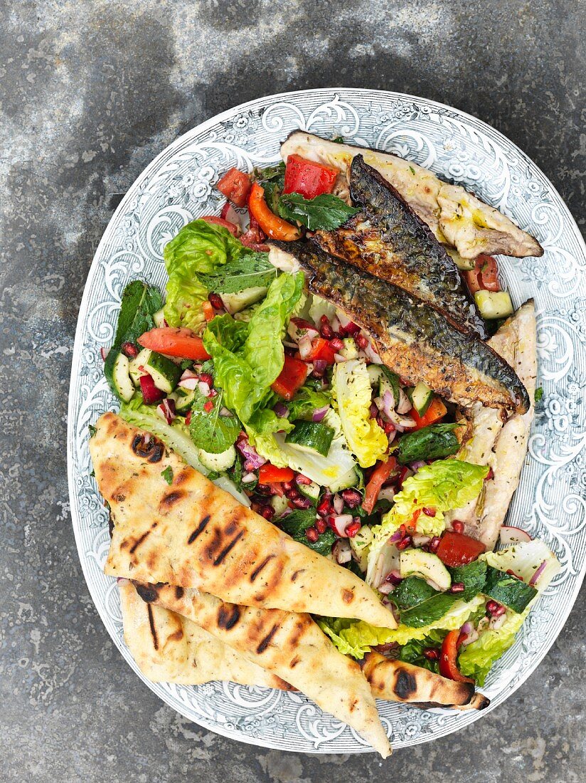 Oriental salad with grilled mackerel and unleavened bread