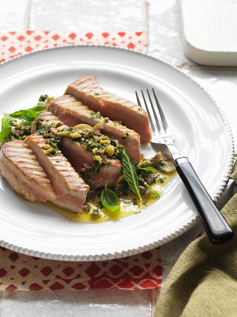 Thunfisch mit grüner Oliven-Salsa verde