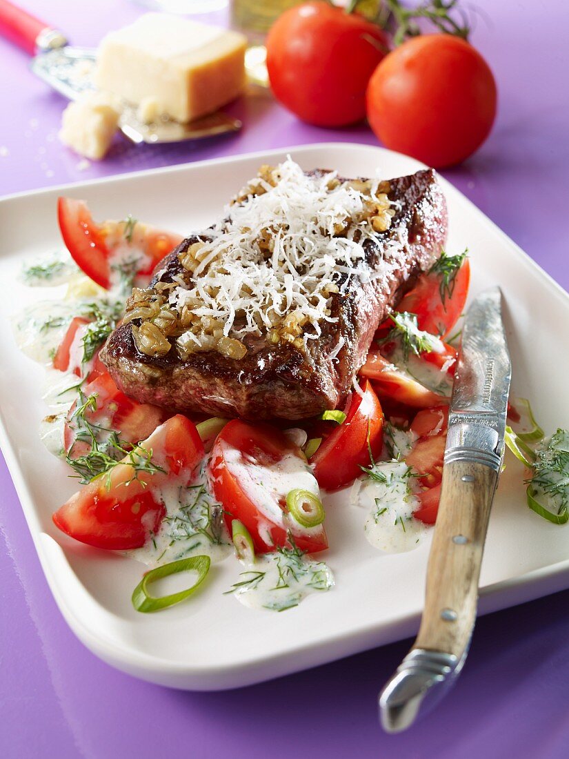 Beefsteak with tomatoes, yoghurt sauce and dill