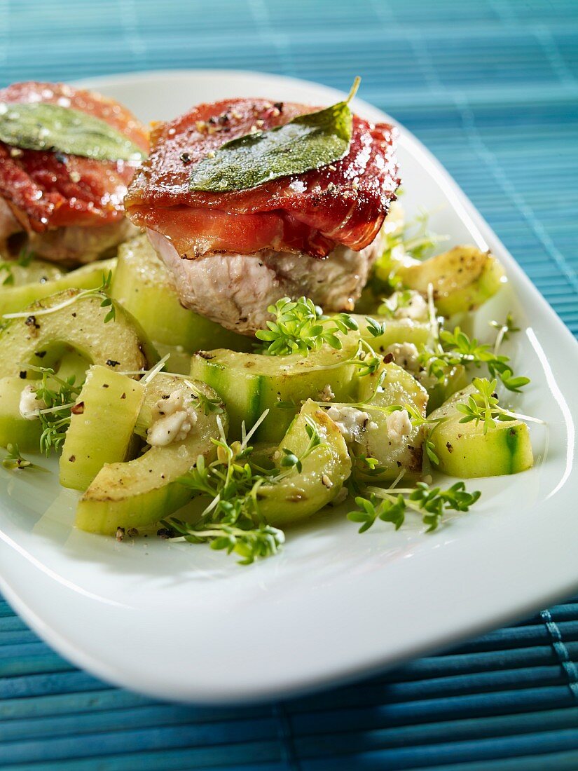 Gebratenes Schweinefilet mit Salbei und Kressegurken