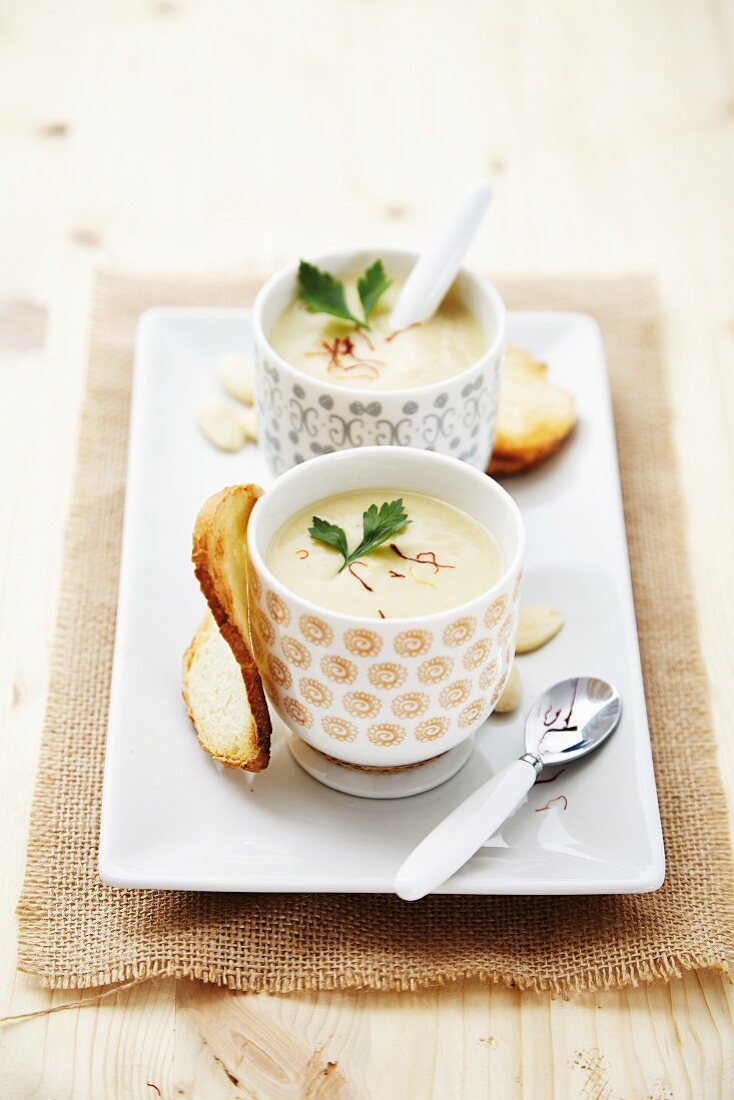 Kalte Mandel-Knoblauch-Suppe mit Safran (Spanien)