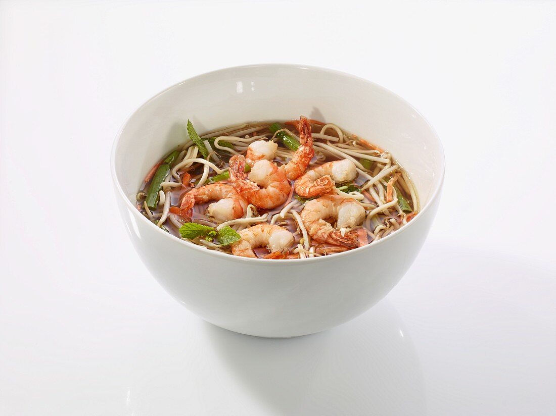 Noodle soup with prawns (China)