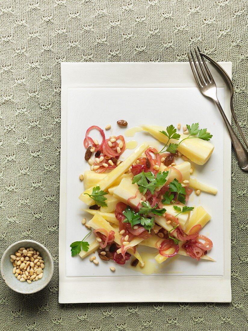 Gedämpfte Pastinaken mit roten Zwiebeln, Rosinen und Pinienkernen