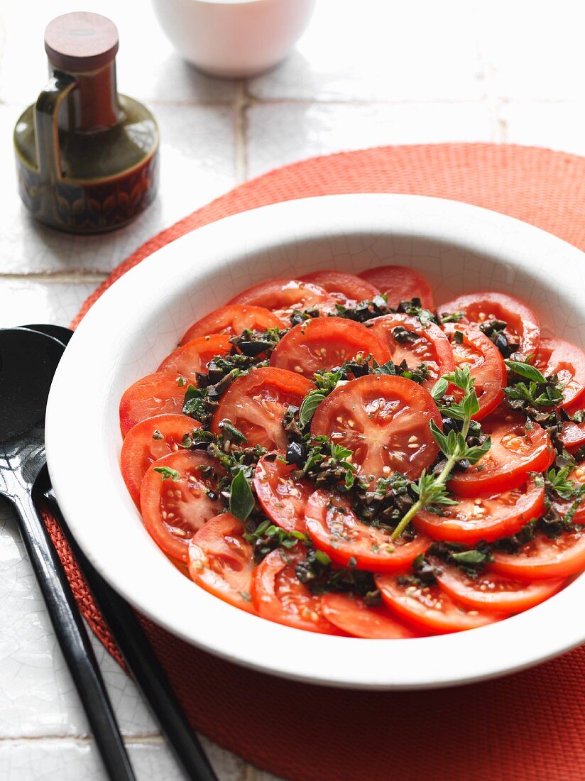 Tomatensalat mit Oliven-Oregano-Vinaigrette