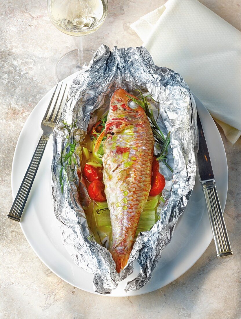 Red mullet with vegetables in aluminium foil