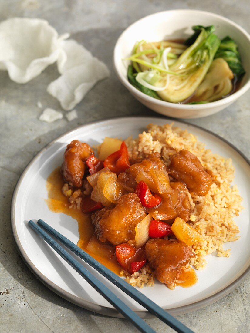 Hähnchen süß-sauer mit gebratenem Reis; dazu Pak Choi